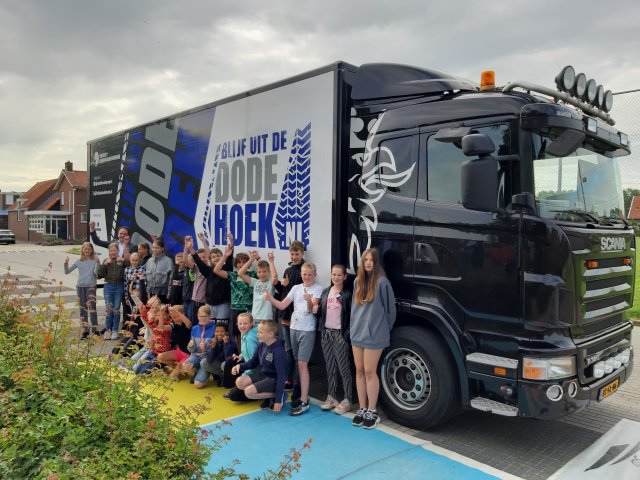 leerlingen obs aremberg met wethouder slingerland bij dode hoek truck