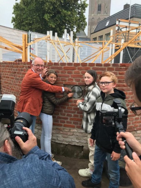 foto plaatsing tijdcapsule in de Veerpoort door leerlingen van de toermalijn en het anker