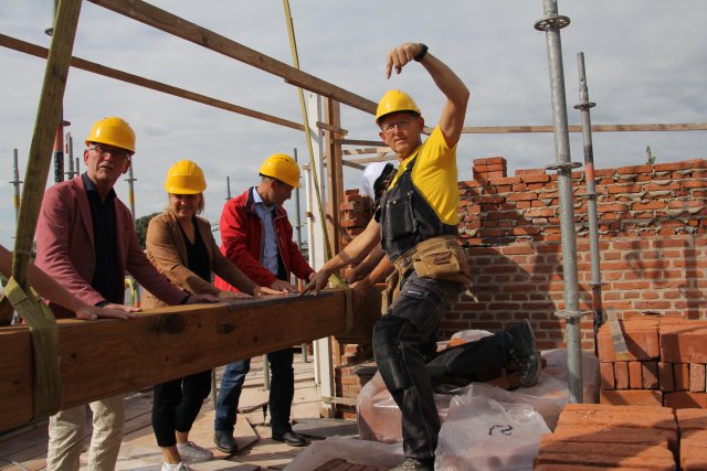 plaatsing eiken balk in veerpoort door wethouder Rietman en Hans Veldman